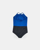 Der Lena Mädchen Badeanzug von Main Design ist ein nachhaltiger Badeanzug mit crisscross-Trägern am Rücken, blauem Oberteil und schwarzem Unterteil aus recycelten Materialien - präsentiert auf weißem Hintergrund.