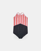 Der Lena Mädchen Badeanzug von Main Design ist ein nachhaltiger Einteiler aus recycelten Materialien mit pink-rot gestreiftem Oberteil, schwarzem Unterteil und dünnen Trägern - präsentiert auf weißem Hintergrund.