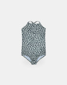 Der Lena Mädchen Badeanzug von Main Design ist ein nachhaltiger, ärmelloser Einteiler mit hohem Ausschnitt, grauer Basis und schwarzem Tupfenmuster aus recycelten Materialien - präsentiert vor weißem Hintergrund.