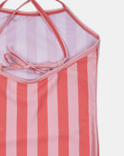 Eine Nahaufnahme des Lena Mädchen Badeanzugs von Main Design, mit vertikalen rosa und korallfarbenen Streifen, einem Neckholder mit Schleife vorne und gefertigt aus recycelten Materialien für einen nachhaltigen Badeanzug-Stil.