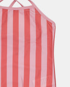 Nahaufnahme des Lena Mädchen Badeanzugs von Main Design mit vertikalen rosa und roten Streifen. Der aus recycelten Materialien gefertigte Stoff ist weich und glatt und hat zwei dünne Bänder an der oberen linken Ecke.
