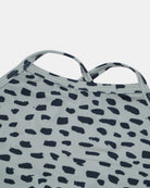 Nahaufnahme des Lena Mädchen Badeanzugs von Main Design: nachhaltiger Badeanzug aus recycelten Materialien in Hellgrau mit schwarzen Leopardenmustern und zwei dünnen Schulterträgern oben im Bild.