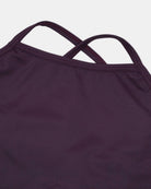 Nahaufnahme des Lena Mädchen Badeanzugs von Main Design in dunklem Lila mit dünnen, gekreuzten Trägern. Dieser umweltfreundliche Badeanzug aus recycelten Materialien ist auf weißem Hintergrund zu sehen.