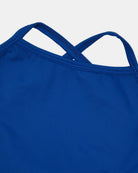 Nahaufnahme des oberen Rückenteils des Lena Mädchen Badeanzugs von Main Design in Königsblau, mit gekreuzten Trägern und sichtbaren Nähten, hergestellt aus recycelten Materialien, vor einem einfarbig weißen Hintergrund.