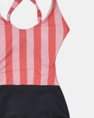 Der Milly Mädchen Badeanzug von Main Design mit pink-roten Streifen oben und schwarzem Stoff unten bietet UPF50+ Schutz und wird auf weißem Hintergrund präsentiert - ideal für stilbewusste Schwimmerinnen.