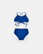 Der Nalu Mädchen Bikini von Main Design ist ein blaues, zweiteiliges Set aus recycelten Materialien mit einem Neckholder-Oberteil mit gekreuztem Rücken, einer hoch taillierten Hose und einem Sonnenschutz von UPF 50+. Abgebildet auf einfarbig weißem Hintergrund.