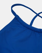 Nahaufnahme des Nalu Mädchen Bikini von Main Design in Königsblau, aus recycelten Materialien, mit glattem Stoff, elastischem Saum und dünnen Spaghettiträgern auf weißem Hintergrund.