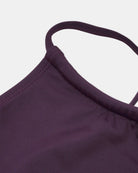 Nahaufnahme des dunkelvioletten Nalu Mädchen Bikini von Main Design mit glattem Stoff, Nähten und einem dünnen Träger auf weißem Grund. Hergestellt aus recycelten Materialien mit Sonnenschutz UPF 50+.