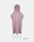 Ein hellrosa Kinder Badeponcho Flow von Main Design für Kinder, abgebildet auf einem schlichten weißen Hintergrund. Auf dem Etikett steht "MAIN essentials Poncho 7-12y.