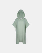 Der Kinder Badeponcho Flow von Main Design aus hellgrünem, OEKO-TEX Musselin hat Kapuze, kurze Ärmel und einen lockeren Schnitt - auf weißem Hintergrund abgebildet.