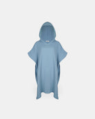 Der Main Design Kinder Badeponcho Flow in Hellblau aus leichtem Musselin und OEKO-TEX-zertifizierter Baumwolle mit kurzen Ärmeln ist auf einem einfarbig weißen Hintergrund abgebildet. Die lockere Passform sorgt für Komfort für Kinder.