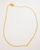 Die Halskette von Adorabili der Marke Adorabili aus 24K vergoldetem Gold mit einem kleinen muschelförmigen Anhänger ist auf schlichtem weißem Hintergrund zu sehen.