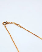 Nahaufnahme der Halskette von Adorabili: 24K vergoldet, mit verstellbarem Verlängerungskettchen und Federringverschluss - perfekt als Geschenk für Kinder, präsentiert vor schlichtem weißem Hintergrund.