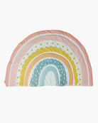 Dieses dekorative Kissen ist in Form eines Regenbogens in Pastelltönen in Rosa, Gelb und Blau gefertigt. Es verfügt über einen gewellten gelben Rand und bezaubernde Regentropfenmuster in Blau und Weiß, was es zu einem idealen Akzentstück macht, das jede Regenbogen-Spielmatte - Babymatte von Main Design wunderschön ergänzt.