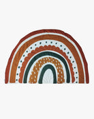 Wir präsentieren die Regenbogen Spielmatte - Babymatte von Main Design, eine farbenfrohe halbrunde Spielmatte mit einem Regenbogenmuster in erdigen Rost-, Grün- und Cremetönen. Das Design umfasst konzentrische Bögen mit Punktakzenten auf einem strahlend weißen Hintergrund und ist ideal, um jedem Spielzimmer eine stimmungsvolle Note zu verleihen.