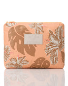 Die „Aloha Collection Aloha Max Pouch“ in Pfirsichfarbe ist mit einem braun-weißen Print aus tropischen Blättern und Hibiskusblüten sowie einem rechteckigen Logo-Aufnäher auf der Vorderseite versehen und eignet sich perfekt als Bikini-Tasche oder als Organizer für den Koffer.