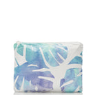 Die „Aloha Mid Pouch“ aus der Aloha-Kollektion ist eine weiße Kosmetiktasche mit abstrakten Blattmotiven in Blau, Türkis und Lila im Aquarellstil – ideal als stilvoller Reise-Organizer.