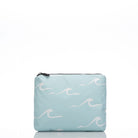 Der kleine Beutel aus der Aloha-Kollektion in Hellblau mit weißen Wellenmustern steht aufrecht vor einem schlichten weißen Hintergrund und eignet sich ideal als Bikini-Tasche oder praktischer Strandbeutel für Ihre wichtigsten Utensilien.