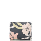 Der „Aloha Small Pouch“ aus der Aloha-Kollektion ist ein rechteckiger Beutel mit einem großen pastellfarbenen Blumenmuster – rosa und cremefarbene Blüten mit grünen Blättern auf dunklem Hintergrund –, das vor einem weißen Hintergrund abgebildet ist.