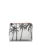 Die „Aloha Collection Aloha Small Pouch“ besticht durch ein schwarz-weißes Palmenmuster mit einem leuchtend roten Reißverschluss – ideal als Bikini-Tasche oder Strandtasche für Ihren nächsten Urlaub. Abgebildet auf einer reflektierenden Oberfläche vor einem schlichten weißen Hintergrund.