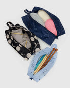 Das BAGGU 3D Zip Set von BAGGU besteht aus drei himmlisch gemusterten Taschen, die sich perfekt zum Organisieren von Strickutensilien eignen. Lagern Sie graues Garn, blaues/cremefarbenes/rosa Garn und hölzerne oder farbige Nadeln in diesen nachhaltigen Taschen für Ihren nächsten Reise-Organizer.
