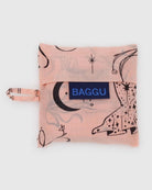 Die BAGGU Baby Tragetasche von BAGGU ist aus recyceltem Nylon, pink, mit schwarzem himmlischem Muster aus Sternen, Monden und abstrakten Formen sowie blauem Label auf hellem Hintergrund.