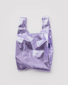 BAGGU Baby Tragetasche in Lavender Metallic: Kleine lavendelfarbene Tragetasche mit Metallic-Oberfläche.