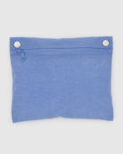 Die BAGGU Cloud Bag von BAGGU ist eine hellblaue, umweltfreundliche Nylontasche mit einem Reißverschluss und zwei silbernen Druckknöpfen an den oberen Ecken, die auf einem schlichten weißen Hintergrund abgebildet sind.