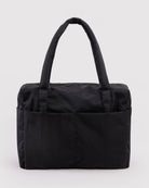 BAGGU Cloud Carry-On Tasche in Black: Schwarze Reisetasche mit Henkeln und Aussentaschen.