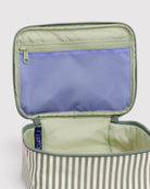 Offene gestreifte BAGGU Kosmetiktasche von BAGGU aus recyceltem Nylon mit hellgrünem Innenfutter, einer himmelblauen Netztasche mit Reißverschluss im Deckel und einem teilweise sichtbaren Anhänger an der Innennaht.