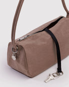 Die BAGGU Nylon Loaf Bag ist eine taupefarbene, rechteckige Crossbody-Tasche mit silbernem Reißverschluss und rundem Charme, mit einem schwarzen Riemen und Schlüsseln an einem silbernen Schlüsselring - perfekt als Umhängetasche für Damen für den täglichen Stil.