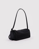 Eine schwarze „BAGGU Nylon Loaf Bag“ von BAGGU mit langem Trageriemen, Reißverschluss oben und minimalistischem Design, abgebildet vor einem schlichten weißen Hintergrund.