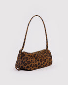 Die BAGGU Nylon Loaf Bag, eine zylindrische Tasche mit einem einzigen Trageriemen, ist mit einem braun-schwarzen Leopardenmuster versehen und wird vor einem schlichten weißen Hintergrund präsentiert.