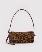 Die „BAGGU Nylon Loaf Bag“ von BAGGU ist eine kleine Umhängetasche mit einem langen, schmalen Riemen und einem braun-schwarzen Leopardenmuster, das vor einem schlichten weißen Hintergrund zu sehen ist.