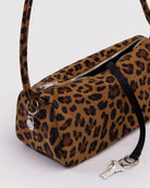 Die „BAGGU Nylon Loaf Bag“ von BAGGU ist eine kleine, rechteckige Umhängetasche mit Leopardenmuster, Reißverschluss, passendem Tragegriff und einer schwarzen Schlüsselschlaufe mit zwei silbernen Schlüsseln – sie verleiht jeder Kollektion Stil und Funktionalität.