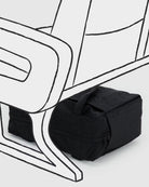 Eine BAGGU Small Cloud Carry-On Tasche in Schwarz aus recyceltem Nylon steht unter einer skizzierten Flugzeugsitz-Kontur auf weißem Hintergrund.