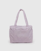 Die BAGGU Small Cloud Carry-On Tasche von BAGGU ist eine hellviolette, rechteckige Tasche aus recyceltem Nylon mit zwei Henkeln und großen Außentaschen - ideal als 16-Zoll-Laptoptasche, abgebildet auf einem schlichten weißen Hintergrund.