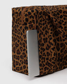 Die BAGGU Small Cloud Carry-On Tasche von BAGGU vereint Stil und Funktion - eine schicke braune Tasche mit Leopardenmuster, perfekt als Laptoptasche, mit Platz für Ihren silbernen Laptop und Reiseutensilien.