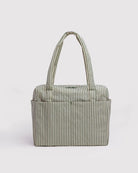 Die BAGGU Small Cloud Carry-On Tasche von BAGGU ist eine rechteckige Stofftasche mit vertikalen grünen und weißen Streifen, recyceltem Nylon, gepolsterten Griffen und Seitentaschen - ideal für einen 16-Zoll-Laptop oder als Untersitztasche. Abgebildet auf einfarbig weißem Hintergrund.