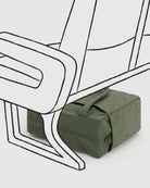 BAGGU Small Cloud Carry-On Tasche in Caper: Olivgrüne Reisetasche unter einem Flugzeugsitz dargestellt.