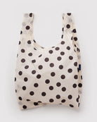 Die BAGGU Standard-Tragetasche der Marke BAGGU besteht aus recyceltem Ripstop-Nylon in weißer Ausführung mit schwarzen Polka-Dots – ideal für umweltbewusste Einkäufe.