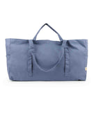 Die große Stofftasche von OMOM der Marke Main Design aus hellblauem Baumwoll-Canvas mit zwei langen und zwei kurzen Henkeln wird stilvoll auf weißem Hintergrund präsentiert.