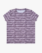 Ein kurzärmeliges T-Shirt mit Rundhalsausschnitt aus der Lush UV Surf Shirt-Kollektion von Main Design mit einem lila Batikmuster mit horizontalen Streifen. Das Shirt liegt flach auf einem schlichten weißen Hintergrund.