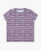 Ein kurzärmeliges T-Shirt mit Rundhalsausschnitt aus der Lush UV Surf Shirt-Kollektion von Main Design mit einem lila Batikmuster mit horizontalen Streifen. Das Shirt liegt flach auf einem schlichten weißen Hintergrund.