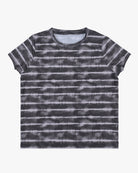 Ein kurzärmliges Lush UV Surf Shirt von Main Design mit einem schwarz-weißen Batikmuster. Das Shirt weist horizontale Streifen auf, die durch den Batikeffekt entstehen und ihm einen lässigen und stilvollen Look verleihen. Dieses Stück der Artist Collection besticht durch einen schlichten weißen Hintergrund, der das T-Shirt-Design hervorhebt.
