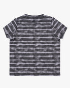 Ein kurzärmeliges T-Shirt mit einem schwarz-weißen Batikmuster mit horizontalen Streifen aus unserer Artist Collection. Das Shirt hat einen Rundhalsausschnitt und ist auf einem schlichten weißen Hintergrund zu sehen. Wir präsentieren das Lush UV Surf Shirt von Main Design.