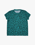 Das Aina Kinder UV-Shirt von Main Design ist ein kurzärmeliges T-Shirt mit einem blaugrünen und schwarzen Leopardenmuster auf weißem Hintergrund aus nachhaltigem Stoff.