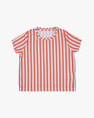 Das Aina Kinder UV-Shirt von Main Design ist ein kurzärmeliges, orange-weiß gestreiftes Oberteil mit LSF 50+, Rundhalsausschnitt und lässiger Passform. Die vertikalen Streifen sorgen für einen modernen Look. Das Shirt ist aus nachhaltigem Stoff gefertigt und auf schlichtem weißem Hintergrund abgebildet.
