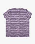 Ein Lush UV-Surfshirt mit horizontalen Streifen auf weißem Hintergrund. Das Shirt, Teil unserer Main Design Artist Collection, hat kurze Ärmel und einen runden Ausschnitt. Das Batikmuster erzeugt einen abwechselnden Hell-Dunkel-Effekt über die Streifen hinweg und bietet sowohl Stil als auch UV-Schutz.