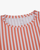 Nahaufnahme des Lush UV Surf Shirts von Main Design mit Rundhalsausschnitt und orange-weißen Streifen. Es glänzt dezent, hat einen Sonnenschutzfaktor von LSF 50+, ein bedrucktes Kragenetikett und ist schnelltrocknend.